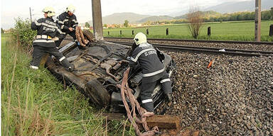 Lenker flüchtet nach Bahndamm-Crash 