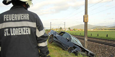 Lenker flüchtet nach Bahndamm-Crash 