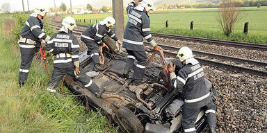 Lenker flüchtet nach Bahndamm-Crash 