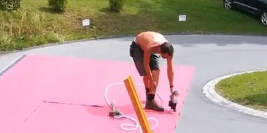 Dieser Dachdecker macht Musik mit Tacker-Maschine