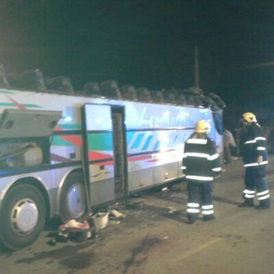 Bus kracht in Brücke - Dach abgerissen