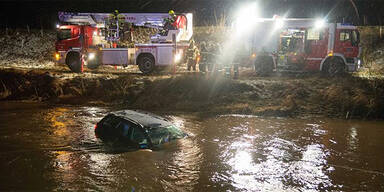 Kreuzung übersehen: Auto stürzt in Fluss