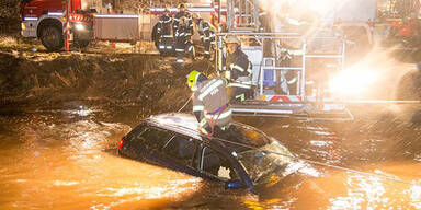 Kreuzung übersehen: Auto stürzt in Fluss