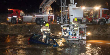 Kreuzung übersehen: Auto stürzt in Fluss