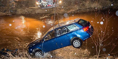 Kreuzung übersehen: Auto stürzt in Fluss
