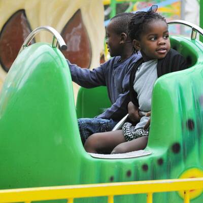 Madonna-Kinder am Jahrmarkt