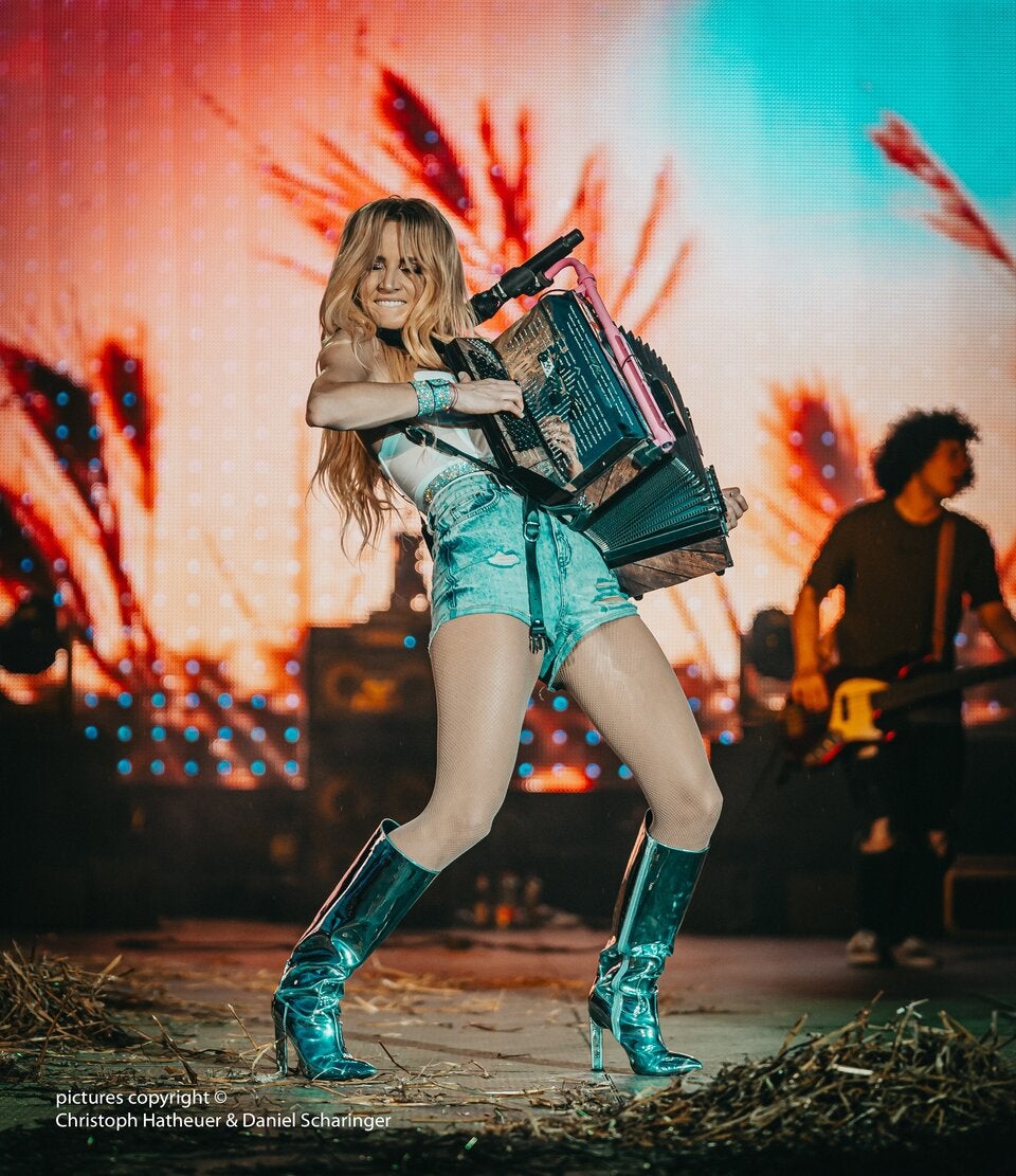 Pop trifft Tradition: Melissa Naschenweng launcht eigene Dirndl-Kollektion mit Krüger Dirndl