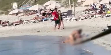 P&auml;rchen hat vor den Augen aller Badeg&auml;ste Sex am Strand