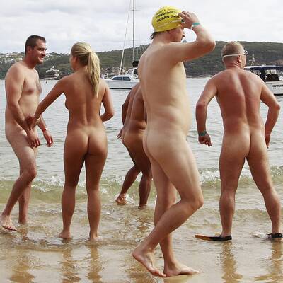 Nackt-Schwimmen für den guten Zweck