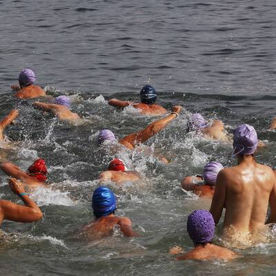 Nackt-Schwimmen für den guten Zweck