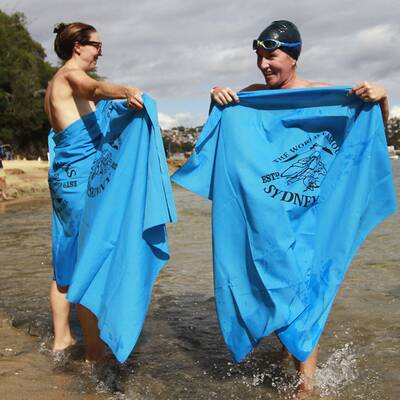 Nackt-Schwimmen für den guten Zweck