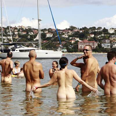 Nackt-Schwimmen für den guten Zweck