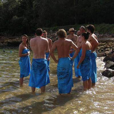 Nackt-Schwimmen für den guten Zweck