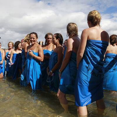 Nackt-Schwimmen für den guten Zweck