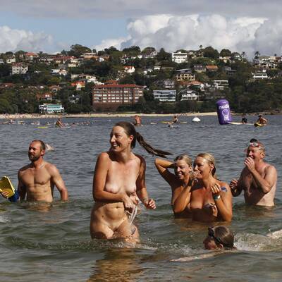Nackt-Schwimmen für den guten Zweck