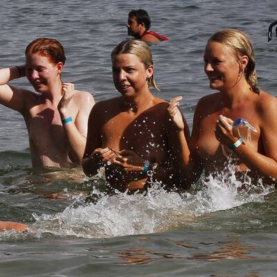 Nackt-Schwimmen für den guten Zweck