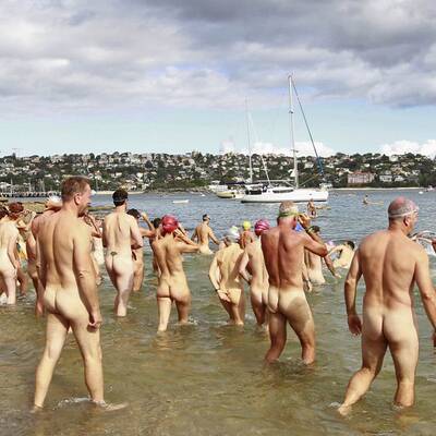 Nackt-Schwimmen für den guten Zweck