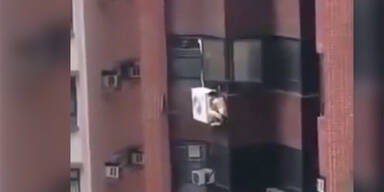 Liebhaber h&auml;ngt sich nackt aus Hochhaus