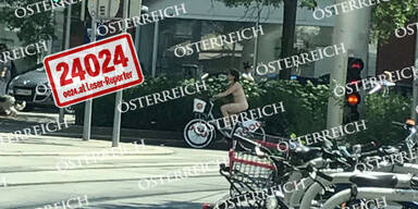 Nackte Radlerin