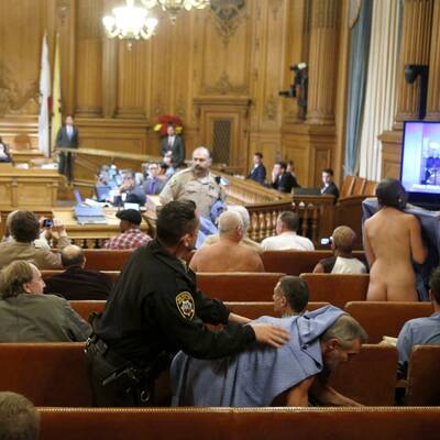 Nackte stürmen US-Gericht