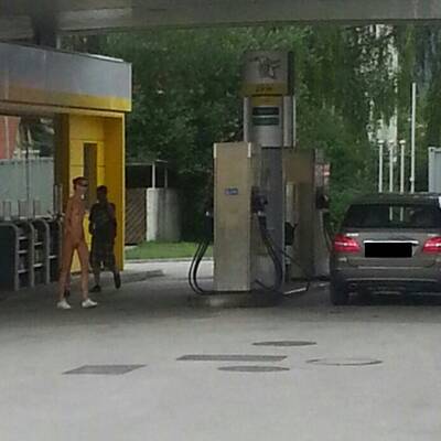 Die Nudistin war in Begleitung ihres Lovers