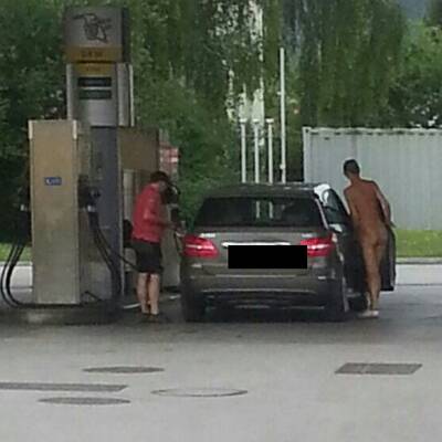 Die Nudistin war in Begleitung ihres Lovers