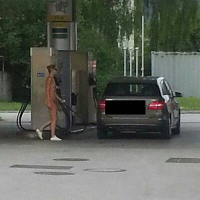 Die Nudistin war in Begleitung ihres Lovers