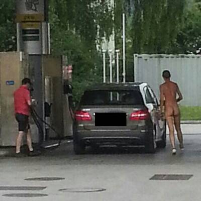 Die Nudistin war in Begleitung ihres Lovers