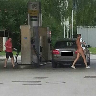 Die Nudistin war in Begleitung ihres Lovers