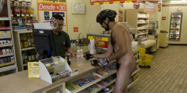 Nackte Radler protestieren für mehr Sicherheit