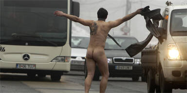 Nackter Irrer legt Bukarest lahm