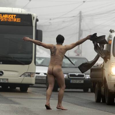 Nackter Irrer legt Bukarest lahm