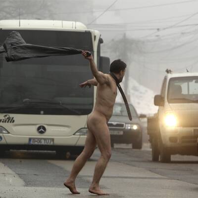 Nackter Irrer legt Bukarest lahm