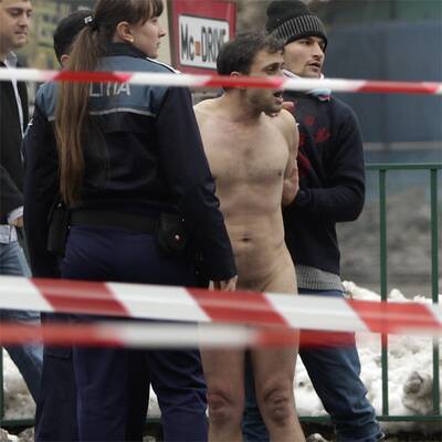 Nackter Irrer legt Bukarest lahm