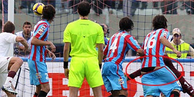 Mit nacktem Po Goalie abgelenkt