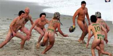 Nackt-Rugby am Strand von Neuseeland
