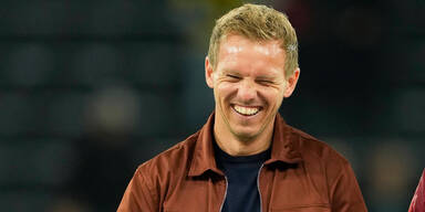 Bayern-Trainer Julian Nagelsmann lacht