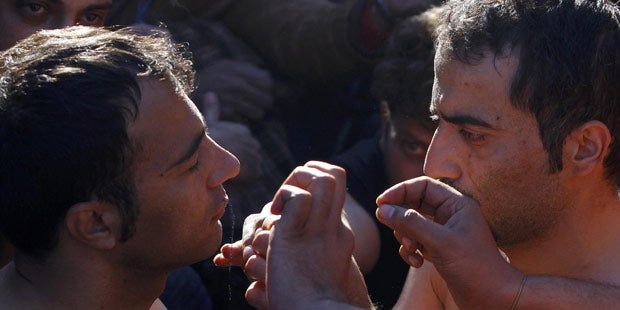 Aus Protest: Flüchtlinge nähen sich Mund zu