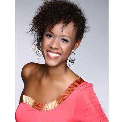 Kandidatin Sisi (23) kommt aus Rosenheim und macht mit ihren Freundinnen am liebsten das Münchner Nachtleben unsicher. Die sympathische Bayerin bewundert die lange Ehe ihrer Eltern die bereits seit 31 Jahren hält.. Für ihre Beziehung wünscht sie sich einen romantischen und witzigen Mann. 