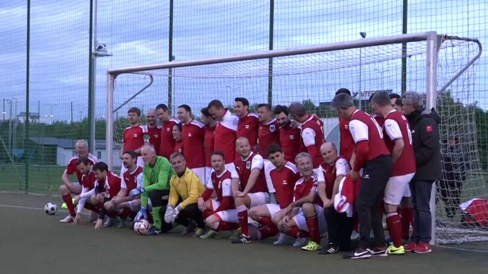 Fußball statt Politik: FC Nationalrat kickt in der Südstadt - oe24.tv