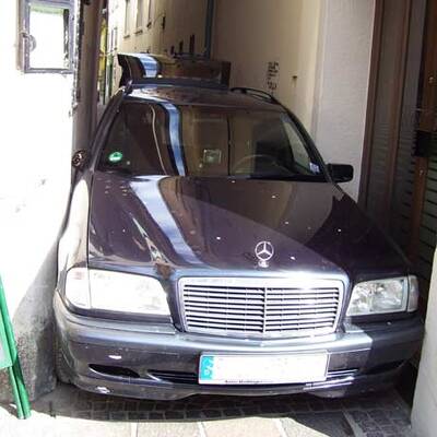 Auto blieb in Gasse stecken