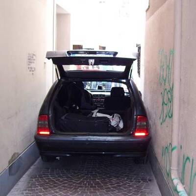 Auto blieb in Gasse stecken