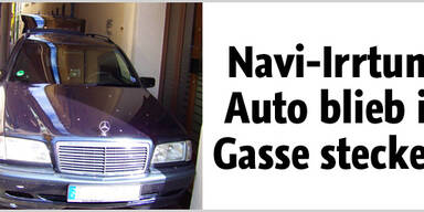 Auto blieb in Gasse stecken