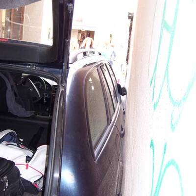 Auto blieb in Gasse stecken