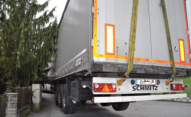 Navi bringt Sattelschlepper in viel zu enges Wohngebiet