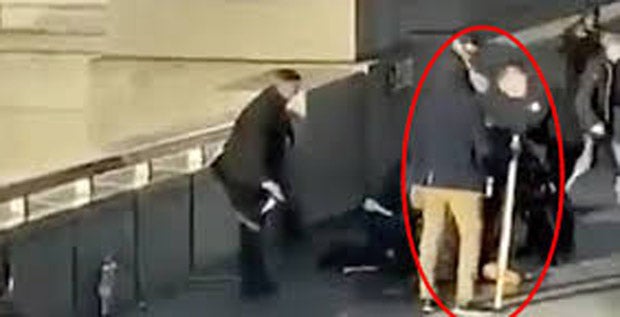 Hier wird Angreifer mit Narwalzahn gestoppt