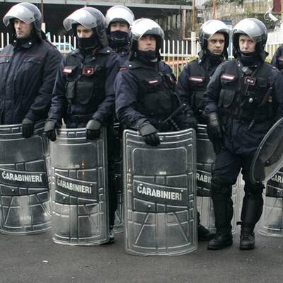 Romantischer Spaziergang im Lichte der Krawalle