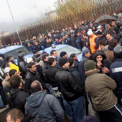 Romantischer Spaziergang im Lichte der Krawalle