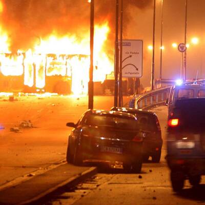 Romantischer Spaziergang im Lichte der Krawalle