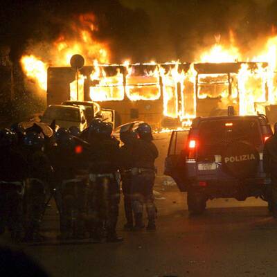 Romantischer Spaziergang im Lichte der Krawalle